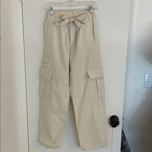 GAP Pants - GAP elastic waist tan cargo pants. Size extra small